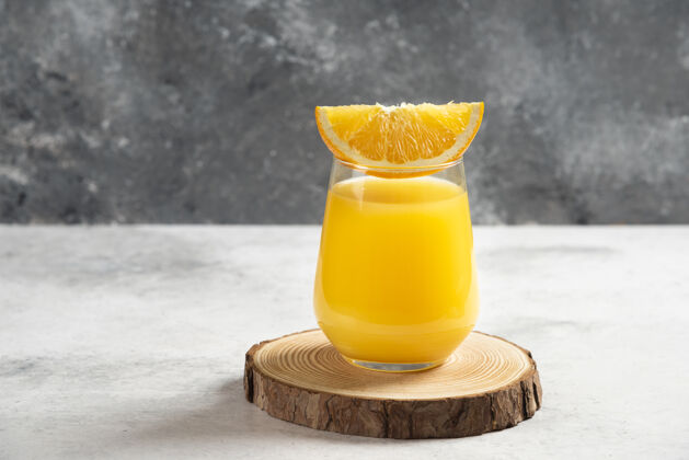营养一杯装在木板上的鲜橙汁切多汁营养