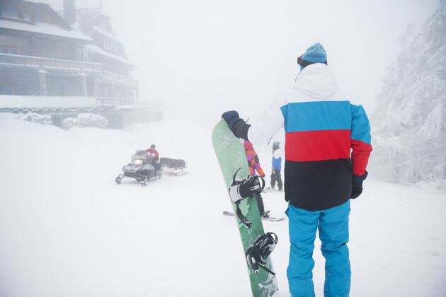 享受冬天玩滑雪板的人冬季运动季节背景人