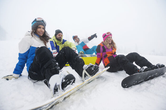 极限运动两对情侣在玩滑雪山雪滑雪坡