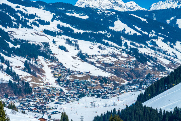 山冬季萨尔巴赫滑雪场的美丽景色滑雪雪滑雪