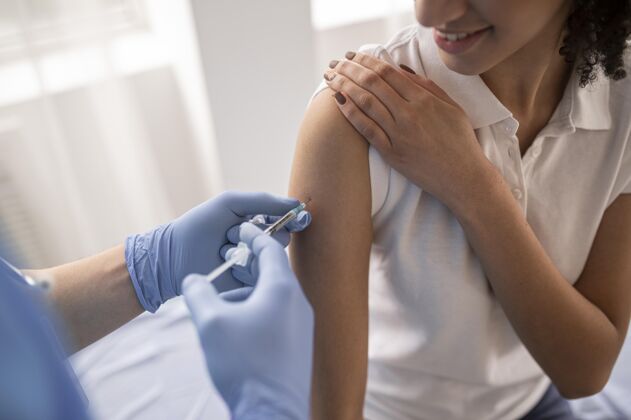 保健医生在诊所给病人接种疫苗冠状病毒护理病毒