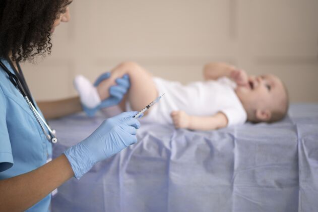 疾病小宝宝在卫生院打预防针危险疫苗预防