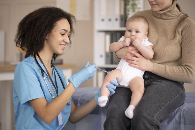 健康小宝宝在卫生院打预防针疫苗预防疾病