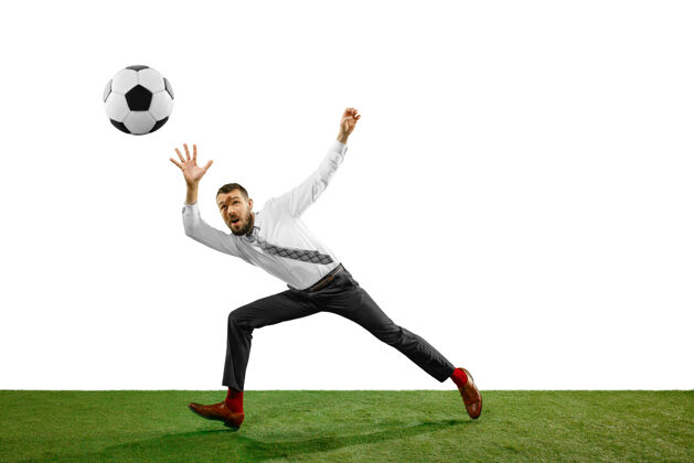 球员一个年轻的商人在白色场地上踢足球的全长镜头足球活跃年轻
