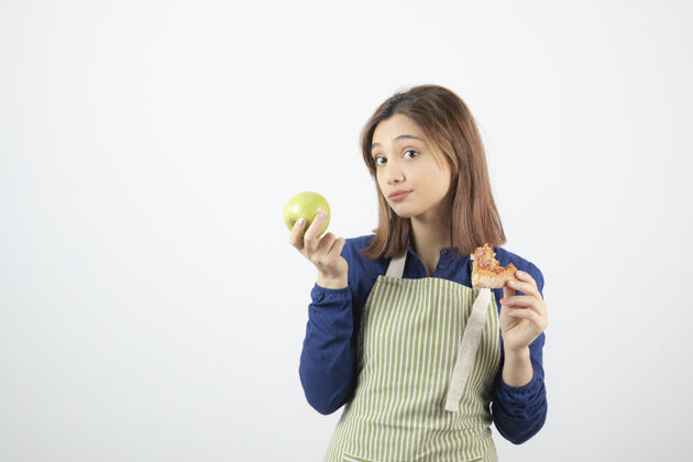 食物年轻厨师选择吃什么比萨饼和青苹果的形象健康女性水果