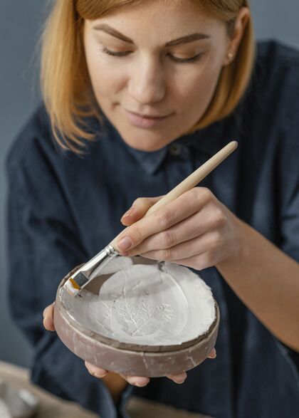 陶器特写画粘土的女人艺术家爱好里面