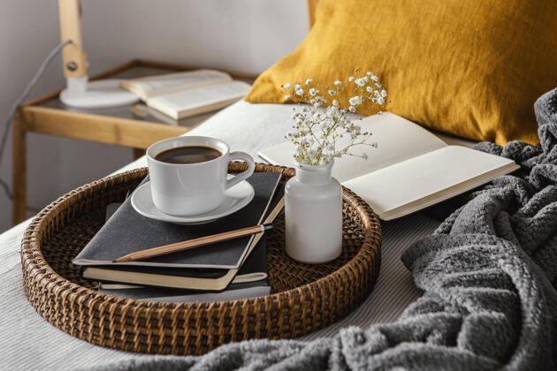 菜笔记本上的高角度咖啡杯床和早餐烹饪安排