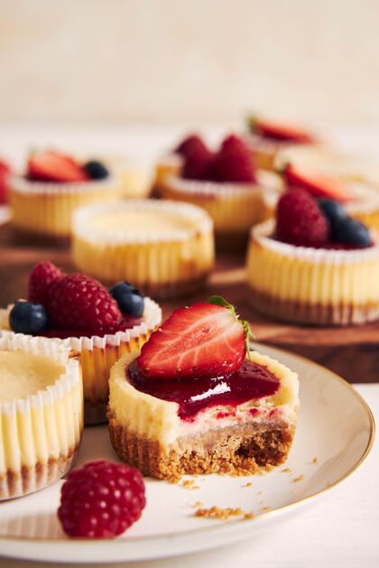 烹饪高角度拍摄的奶酪蛋糕与水果果冻和水果在一个木制的盘子草莓饼干水果