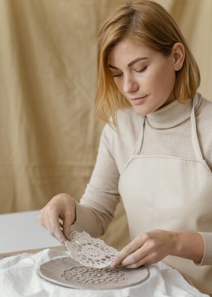 爱好特写妇女装饰粘土板艺术手工里面