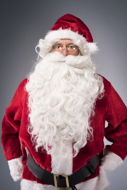 欢乐友善的圣诞老人的画像站立节日胡子