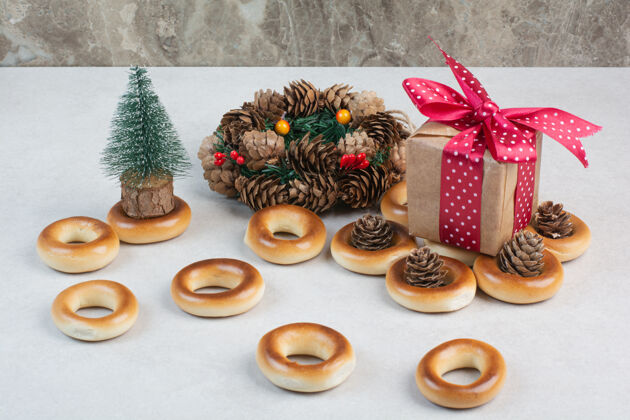 面包房美味的圆形饼干与松果和礼品盒的白色背景高品质的照片饼干食品礼品