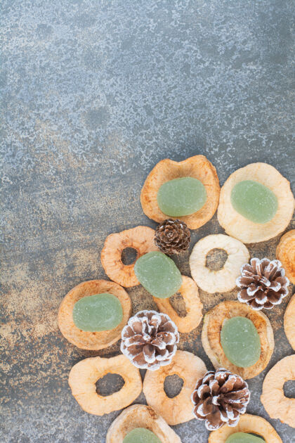 果酱绿色果酱与干果和松果在大理石背景高品质的照片水果糖果糖