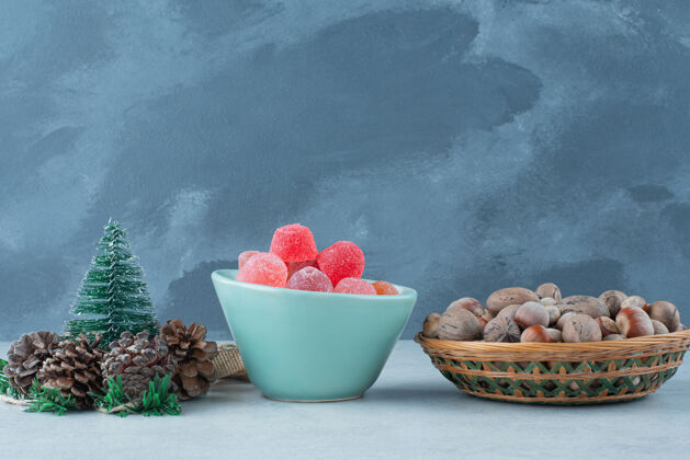 松果一个蓝色的果酱盘和小圣诞松果在大理石背景上高质量的照片大理石美味新鲜