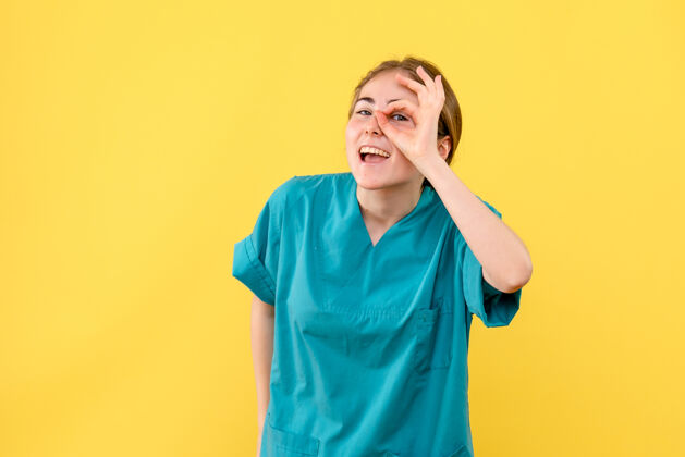 情感正面图黄色背景上微笑的女医生医院医护人员健康情绪成人医学女士