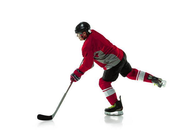 设备奔跑中冰球场和白墙上的男子冰球运动员运动员穿着装备和头盔练习运动的概念 健康的生活方式 运动 运动 动作装备团队合作动作