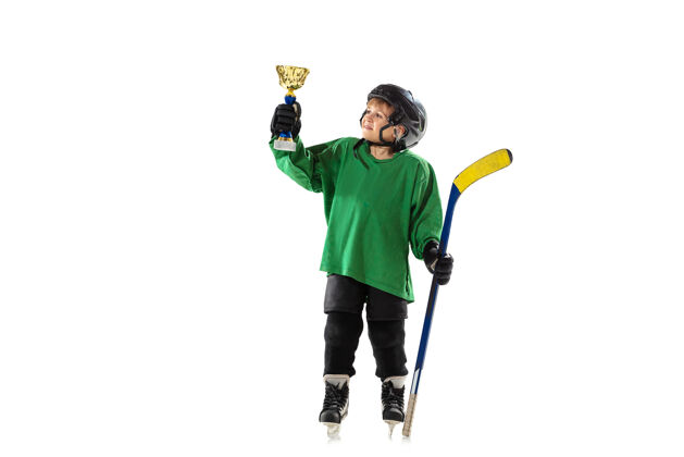冷冠军冰球场和白墙上的小冰球运动员运动员穿着装备和头盔训练运动的概念 健康的生活方式 运动 运动 动作年轻头盔单独