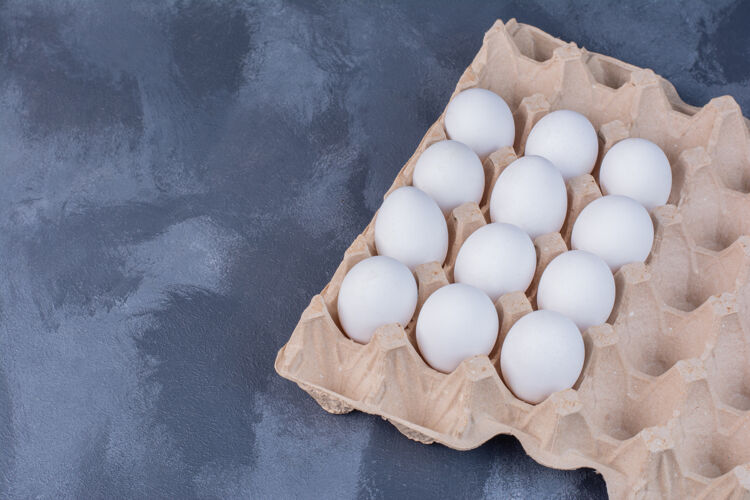菜单纸板托盘里的有机鸡蛋健康新鲜午餐