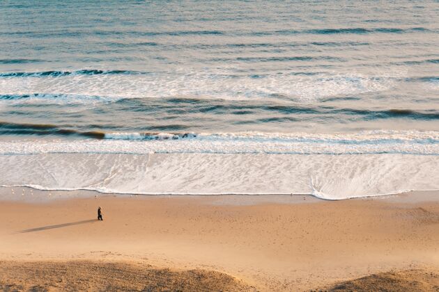 干燥高角度拍摄一个美丽的波浪海洋对棕色沙滩海洋户外海岸