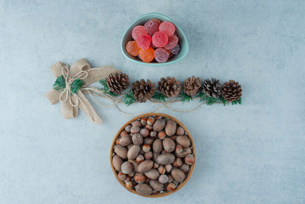 五颜六色一个蓝色的果酱盘和小圣诞松果在大理石背景上高质量的照片果冻节日吃