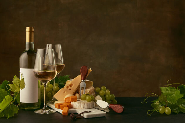 食物美味奶酪盘的正面图 有葡萄 酒瓶 水果和酒杯水果菜单酒杯