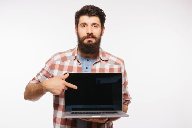 男人快乐的笑脸胡子男人拿着黑屏笔记本电脑隔着白墙无线衬衫笔记本电脑