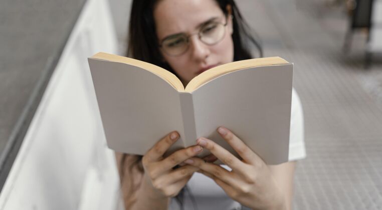 想象一个人看书的女人人读书日学习