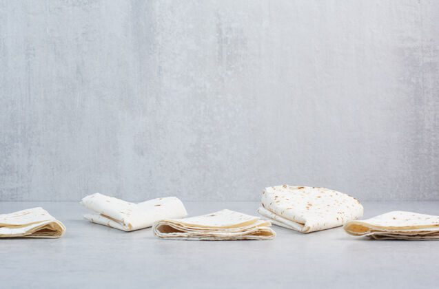 自制传统的拉瓦什包装大理石背景高品质的照片传统面包面包房