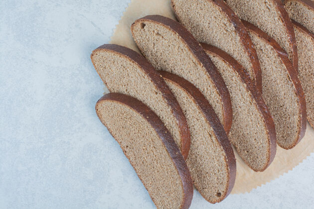 零食黑面包片大理石背景高品质的照片黑麦棕色种子