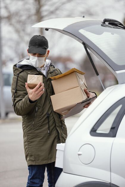 送货箱带着面具和包裹的男性送货员送货男人送货服务
