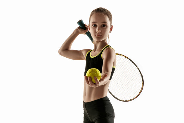 运动装在白墙上打网球的白人小女孩活动动作童年