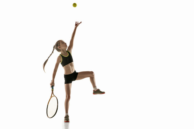 健康在白墙上打网球的白人小女孩休闲健身健康