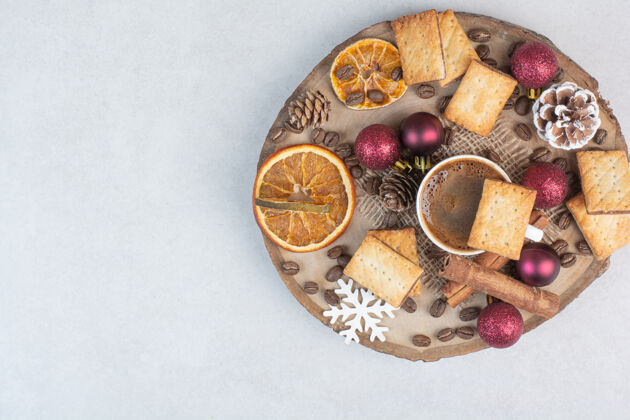 咖啡美味的饼干和咖啡杯放在木盘上高品质的照片热的杯子圣诞球