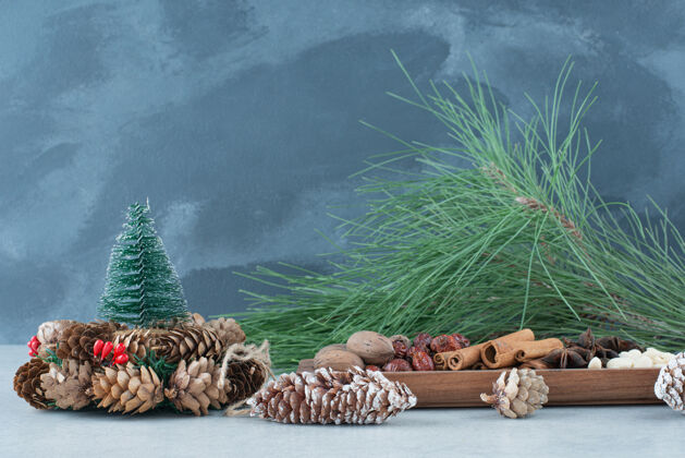 松树健康干果与圣诞花环从松果高品质的照片松果坚果木棍