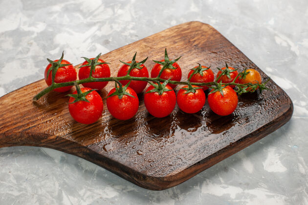 樱桃前视图新鲜的樱桃番茄成熟的全蔬菜浅白色表面蔬菜餐食品沙拉整个甜点新鲜