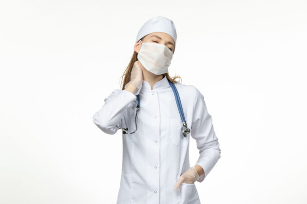 佩戴正面图女医生身穿医疗服戴口罩因冠状病毒患颈白壁病病毒冠状病毒-大流行性疾病女性病毒冠状病毒预防