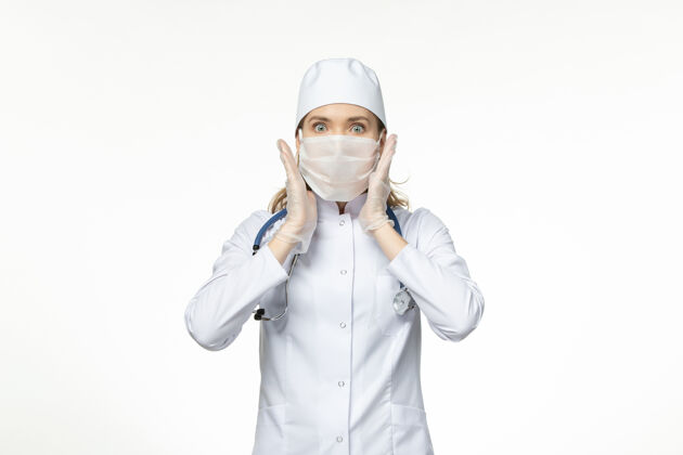 疾病正面图女医生穿着医疗服戴口罩因白壁病毒冠状病毒-大流行性疾病女性视图成人