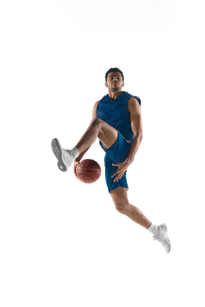 运动员年轻的阿拉伯肌肉篮球运动员在行动 运动孤立的白色英俊篮球篮球