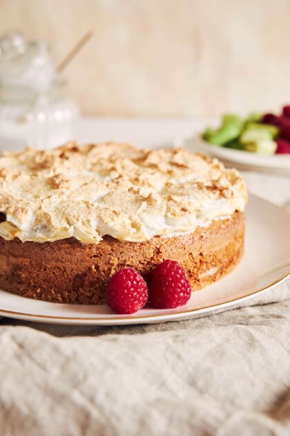 配料垂直拍摄一个美丽和美味的树莓和大黄蛋糕与配料表上装饰品餐桌食品