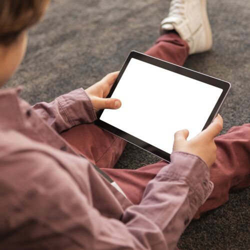 技术孩子在家拿着平板电脑设备年轻人室内