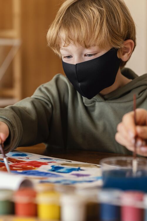 艺术特写戴面具的孩子绘画生活方式面具