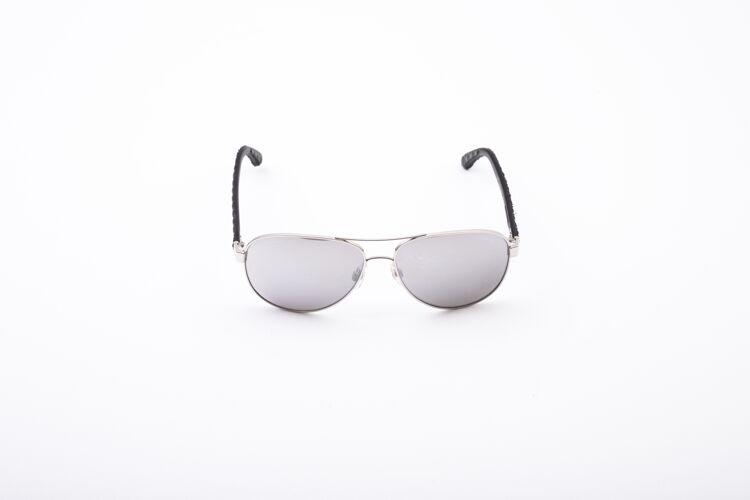 风格特写镜头优雅的太阳镜隔离在一个白色的现代眼镜镜头