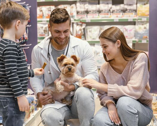 朋友可爱的小狗和主人在宠物店动物可爱购买