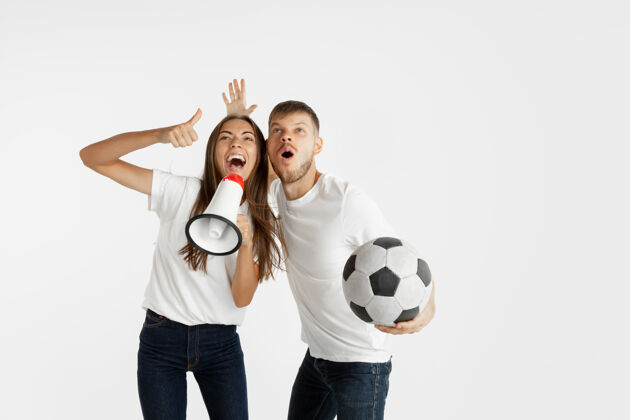 尖叫美丽的年轻夫妇的肖像足球或足球球迷在白色空间面部表情 人类情感 广告 体育概念奇迹表情打赌