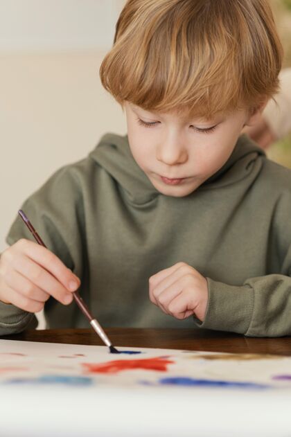 室内特写纸上的儿童画艺术家生活方式孩子