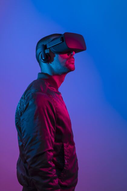 未来戴vr眼镜的男人？蓝色和紫色的光技术虚拟虚拟现实