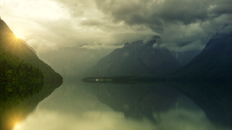 风景白云下平静的湖面湖自然雾