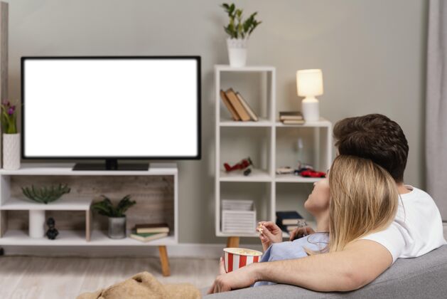 房子夫妻看电视吃爆米花女人沙发科技