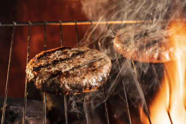 烹饪烤架上的高角度汉堡肉美味菜单安排