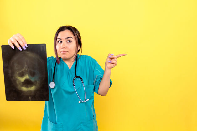 专业放射科医生侧视图放射科医生看病人的x光片放射科医生医生人