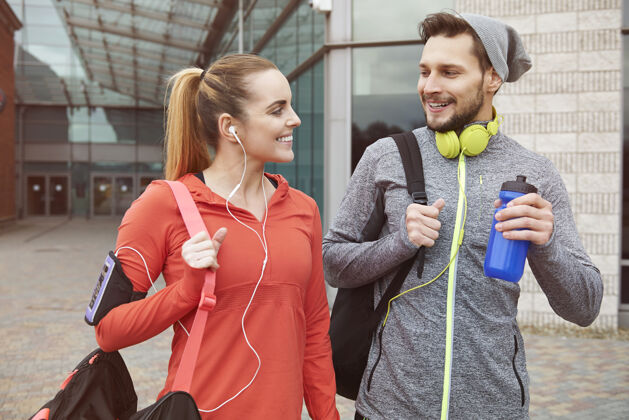 手机年轻夫妇的健身生活方式男人体育训练活力